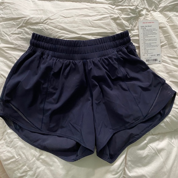 Lululemon Hotty Hot Shorts size 4 Tall - Picture 1 of 3